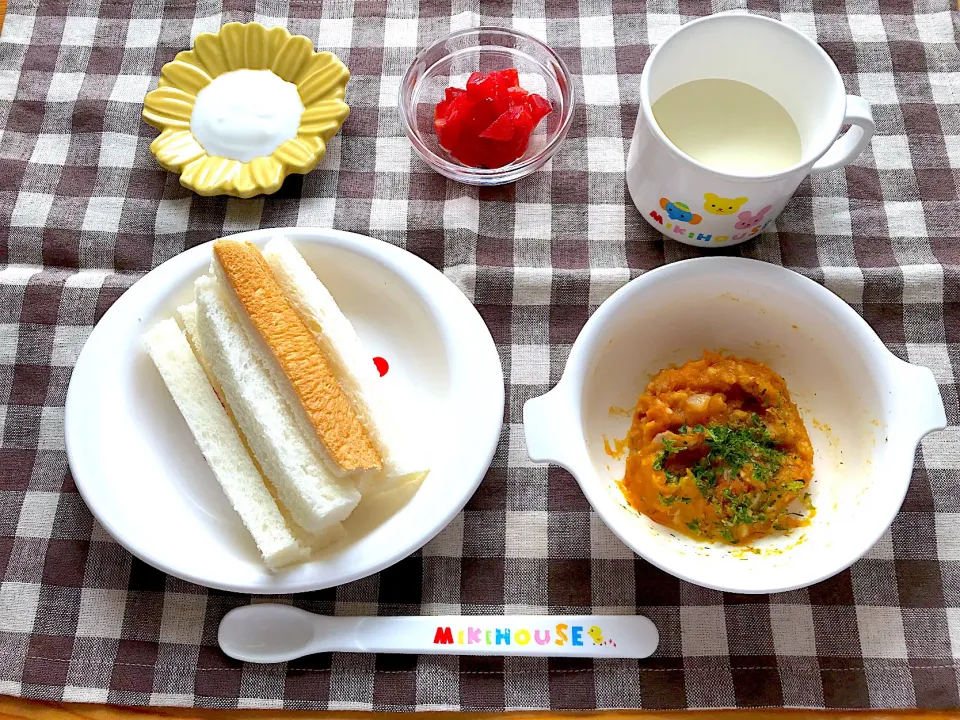 Snapdishの料理写真:【離乳食】鮭のにんじん和え、食パン、プラム、ヨーグルト、ミルク|sayaさん