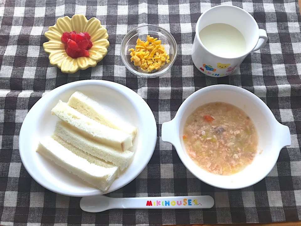 【離乳食】鮭とじゃがいものスープ、食パン、プラム、錦糸卵、ミルク|sayaさん