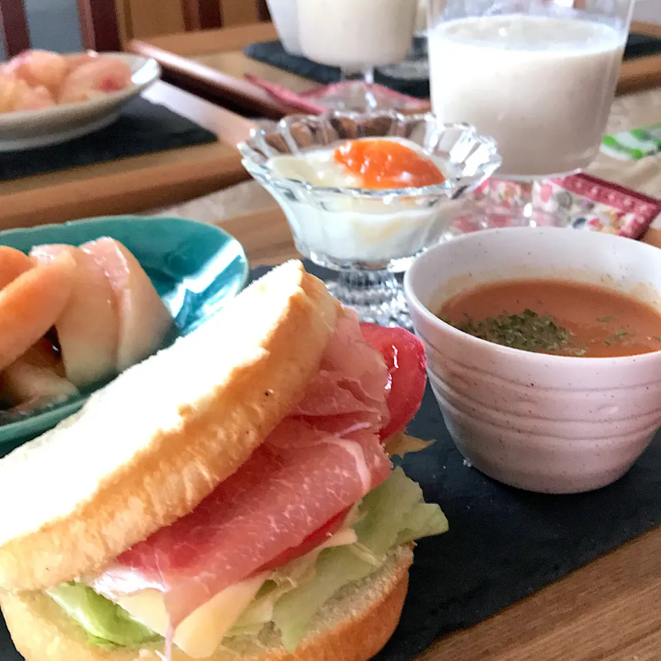 休日の朝ごはん🥪|mokoさん