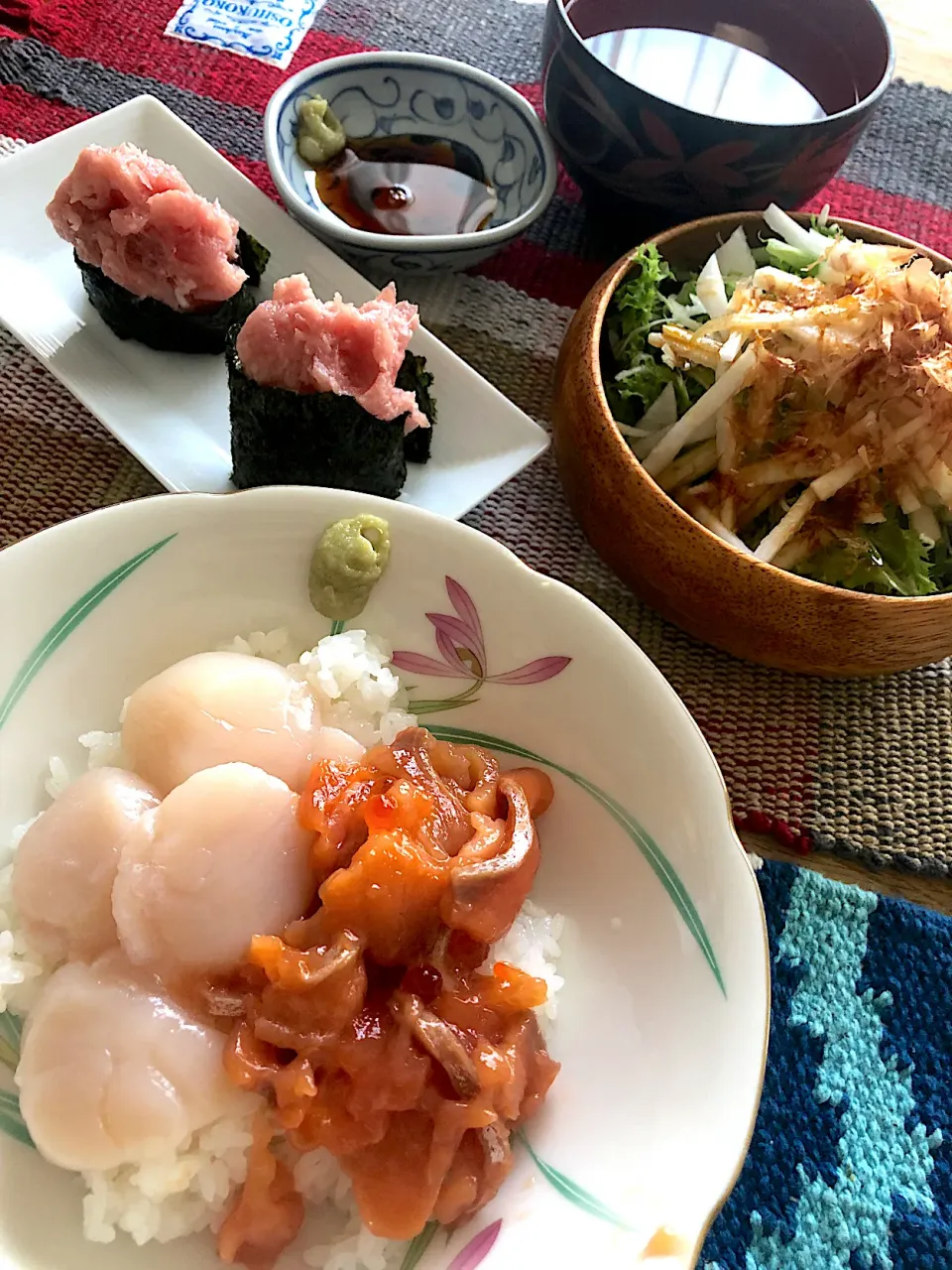 サーモンといくらの漬けとホタテのどんぶり😊マグロのたたきの軍艦巻き〜🎉|Tina Tomoko😋さん