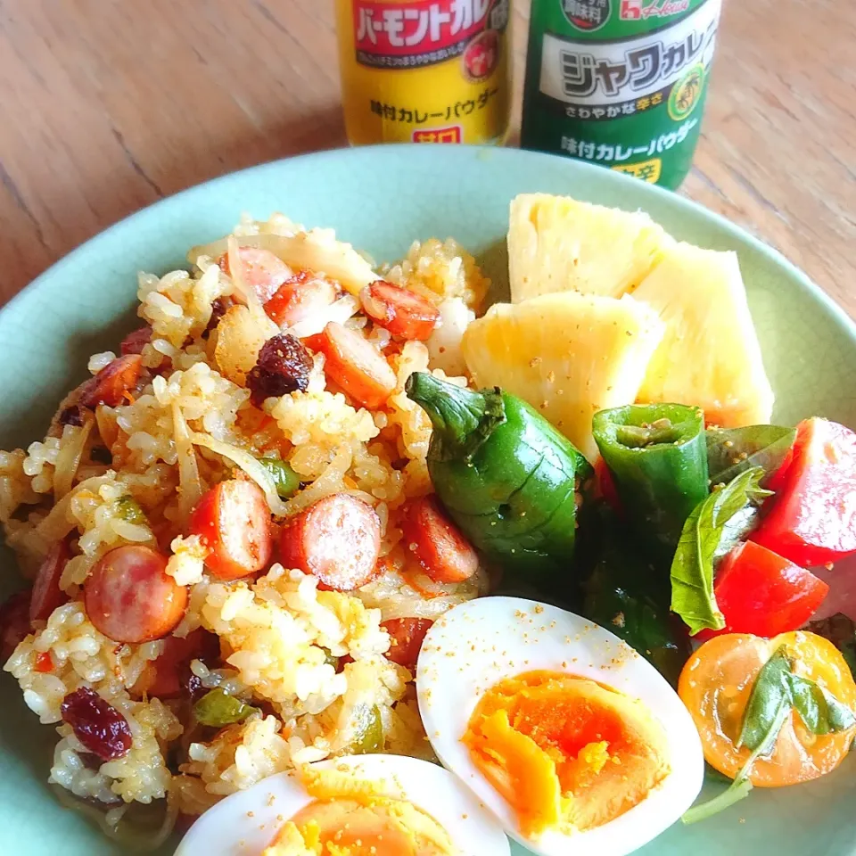 Snapdishの料理写真:朝食に簡単！カレーピラフ|tomtomverdeさん