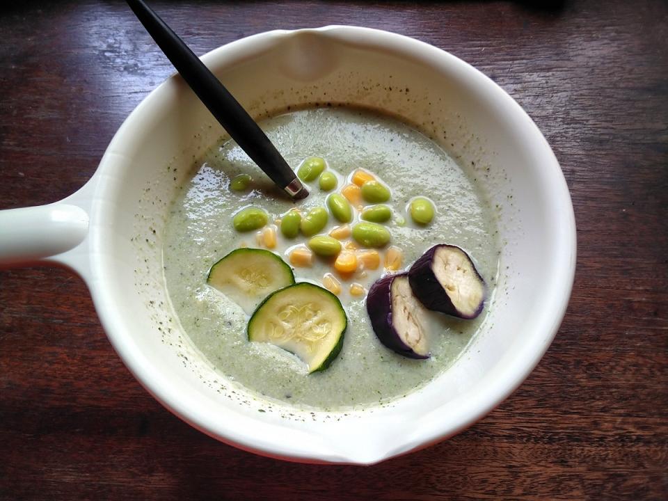 夏味噌汁 枝豆 ズッキーニ なす 玉ねぎの味噌スープ野菜の甘味があって美味しいです にんにくと唐辛子が特に好き 元シャリマー Snapdish スナップディッシュ Id Zgl5ga