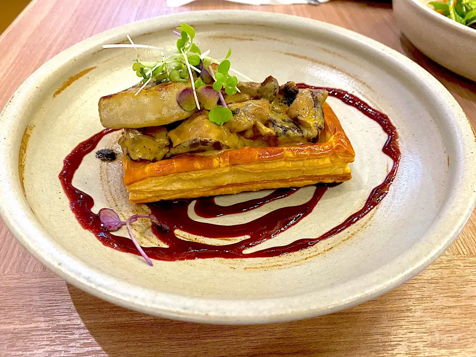 Seared foie gras on wild mushrooms puff tart|skyblueさん