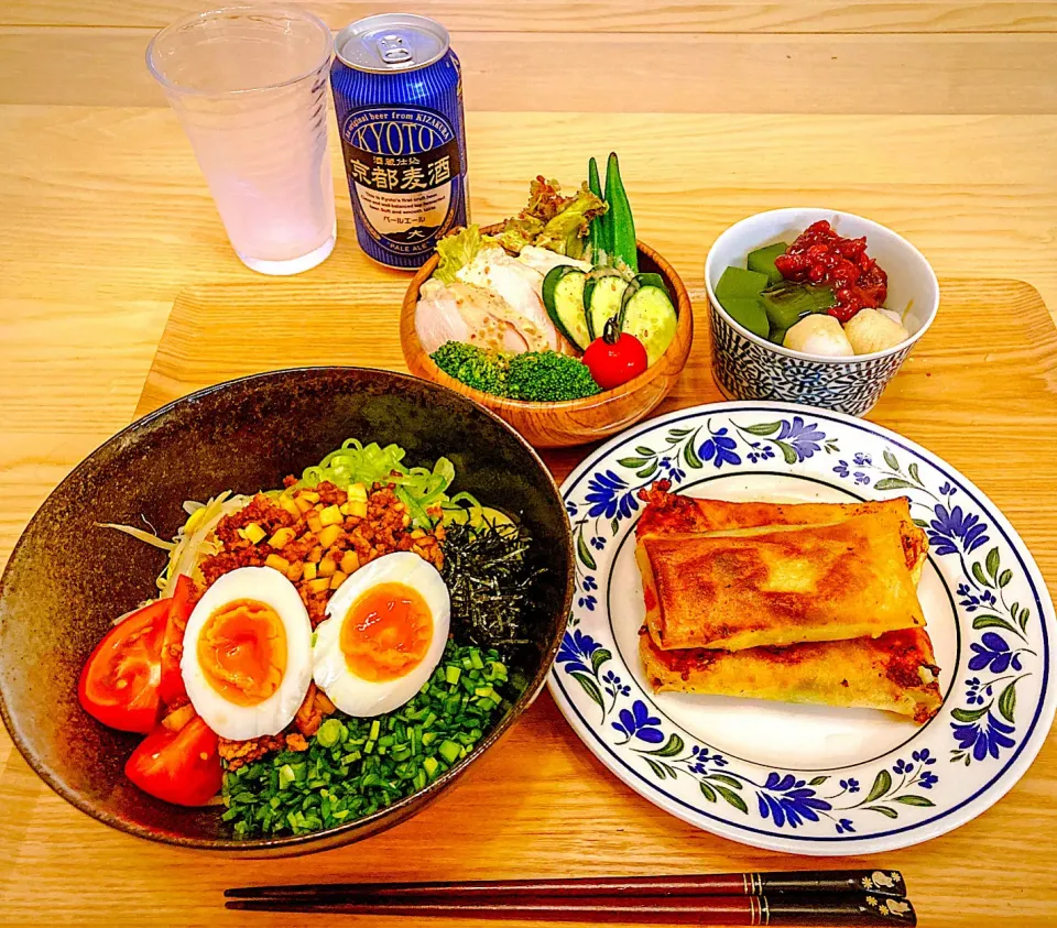 今日の夕食　台湾まぜそば　トマトとアボカドとチーズの春巻き　サラダ　抹茶あんみつ|ふわ猫はなちゃんさん