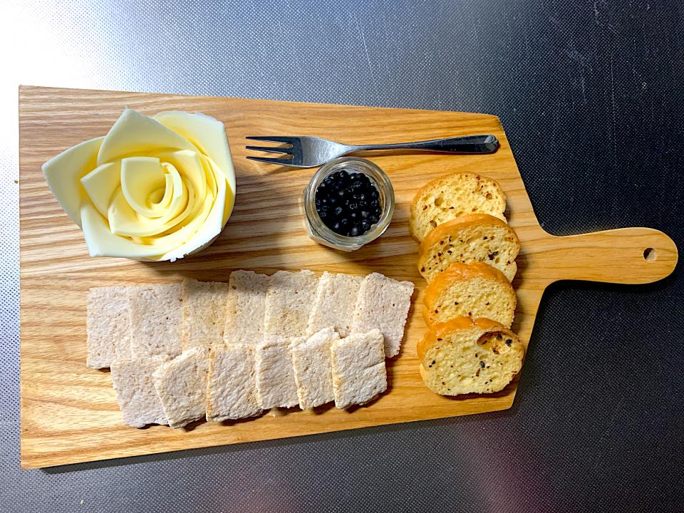 生胡椒塩漬け クリームチーズの薔薇 玄米クラッカー アンチョビラスク きら Snapdish スナップディッシュ Id 1angda