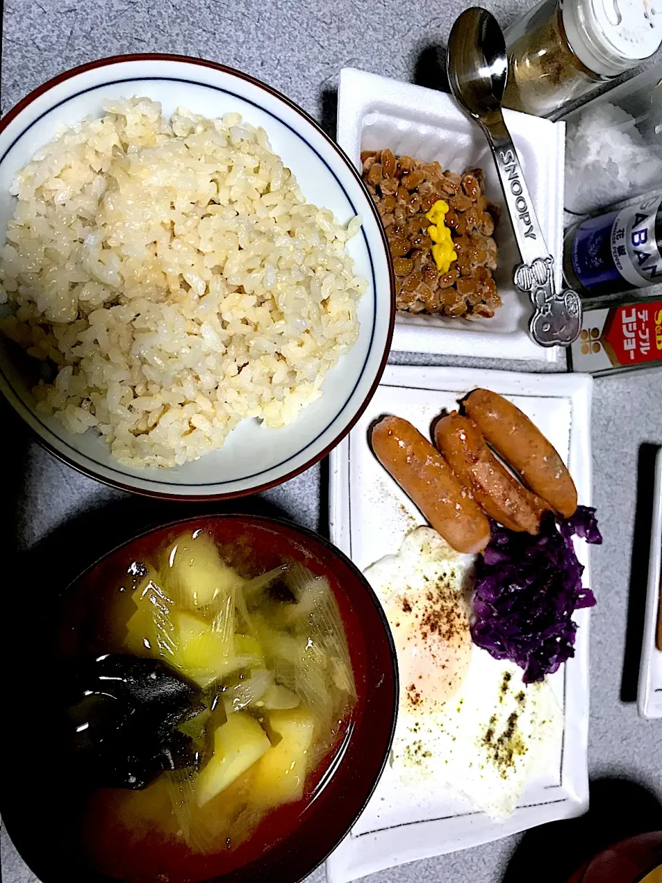 Snapdishの料理写真:今日は納豆定食ふうにってゆうか朝食ふうに #夕飯 ロウカット玄米ご飯、納豆(納豆塩で)、目玉焼き(ターンオーバーじゃないやつ)ザワークラウト、ウインナー、ねぎ昆布わかめ味噌汁|ms903さん