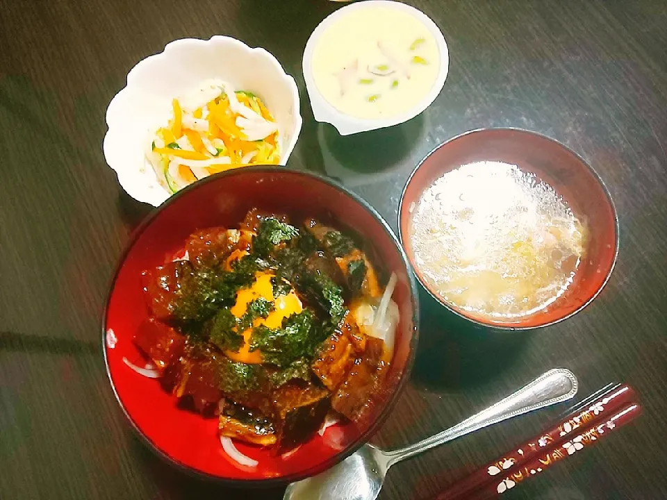 ピリ辛カツオの漬け丼、ハムとレタスの淡雪スープ、三色ナムル、茶碗蒸し（市販）|サトリさん