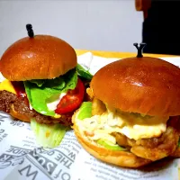 自家製ハンバーガーとチキン南蛮バーガー|クエルボさん