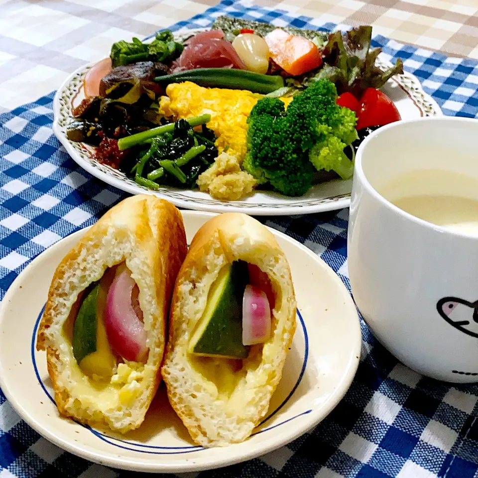 Snapdishの料理写真:今日の朝ごはん★ピクルス入り沢庵マヨネーズパン★卵焼きにはコーンが入ってます🌽|riko30294さん