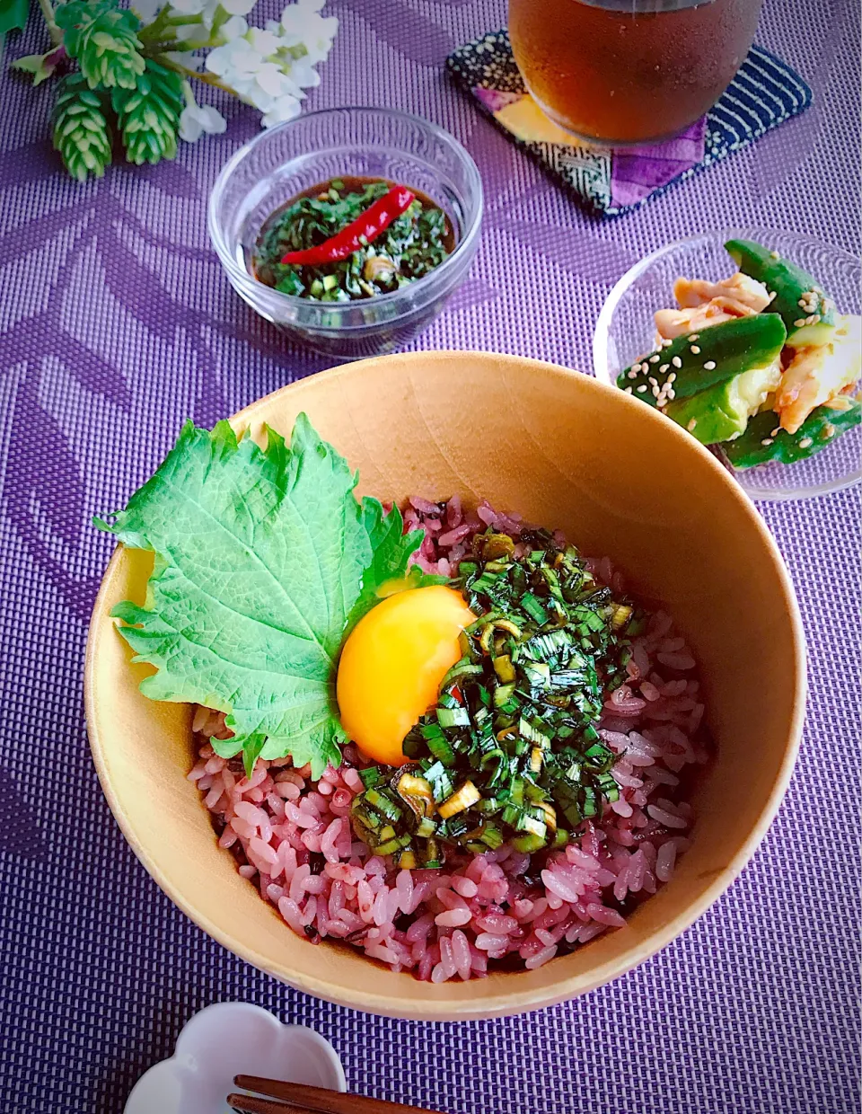 Snapdishの料理写真:《黒米ごはんでニラ醤油の卵かけご飯》|ちゃべさん