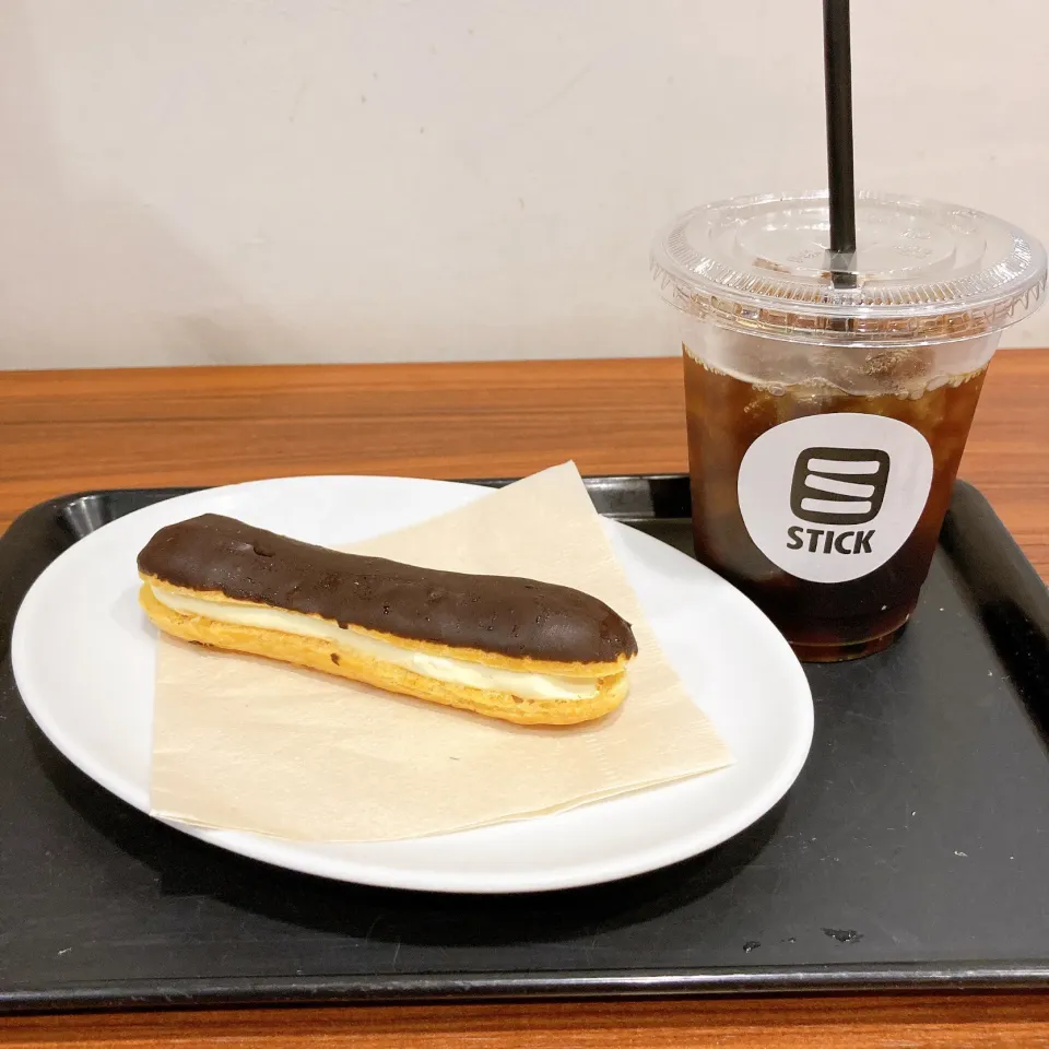 Snapdishの料理写真:エクレアとアイスコーヒー☕️|ちゃみこさん