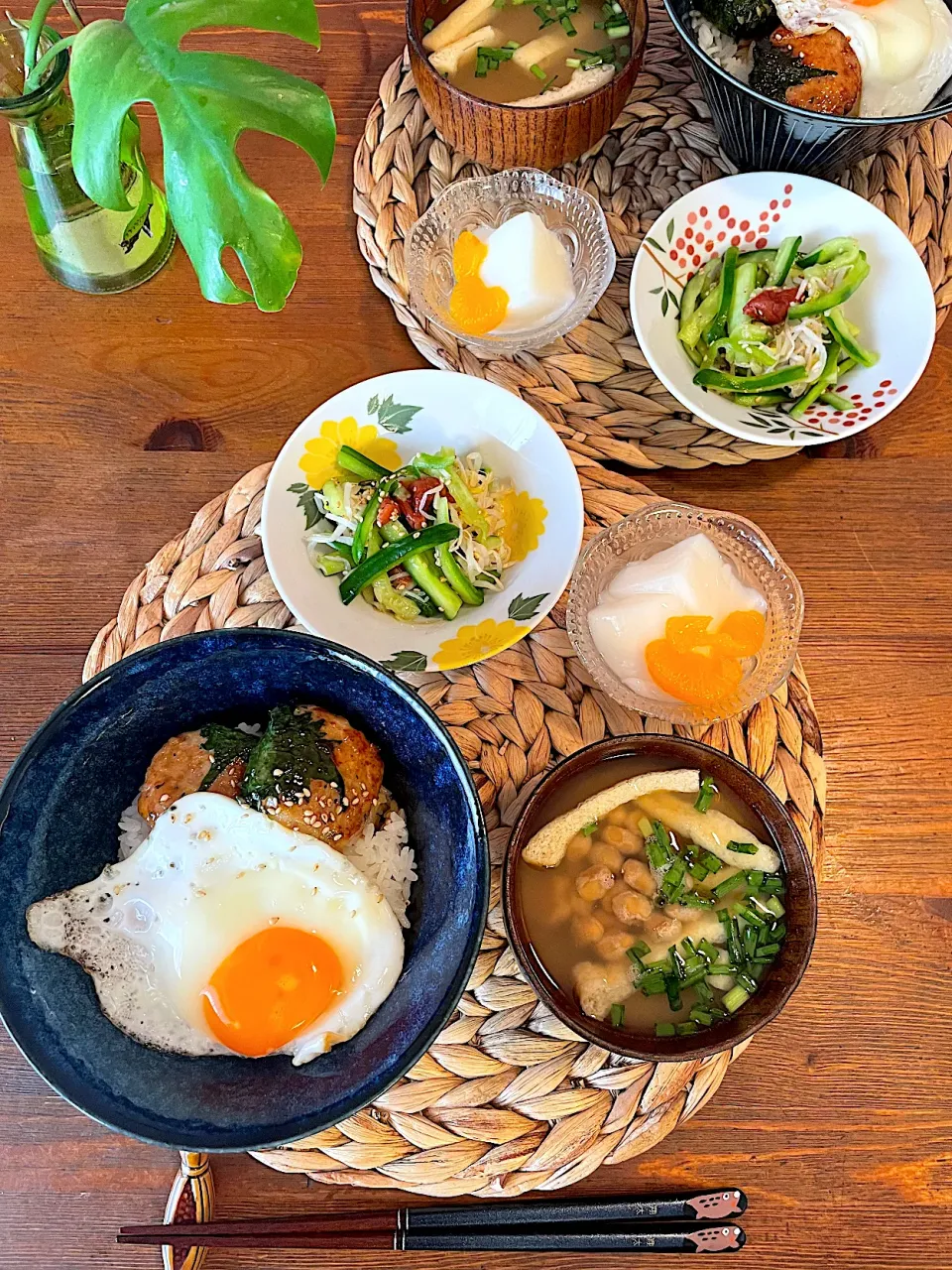 つくね丼、焼お揚げと納豆のお味噌汁、きゅうりともやしの酢の物、牛乳プリン|ＭＡＲＵＥ家の食卓さん