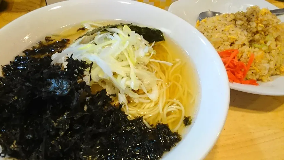 【つけ麺は、ご飯無料】
新潟中華そば うめ川
ラーチャン（1,050円、
煮干拉麺と半炒飯のセット）
＋岩のり（100円）
＠板橋区役所前5分
（赤羽から自転車20分）
21165|大脇さん