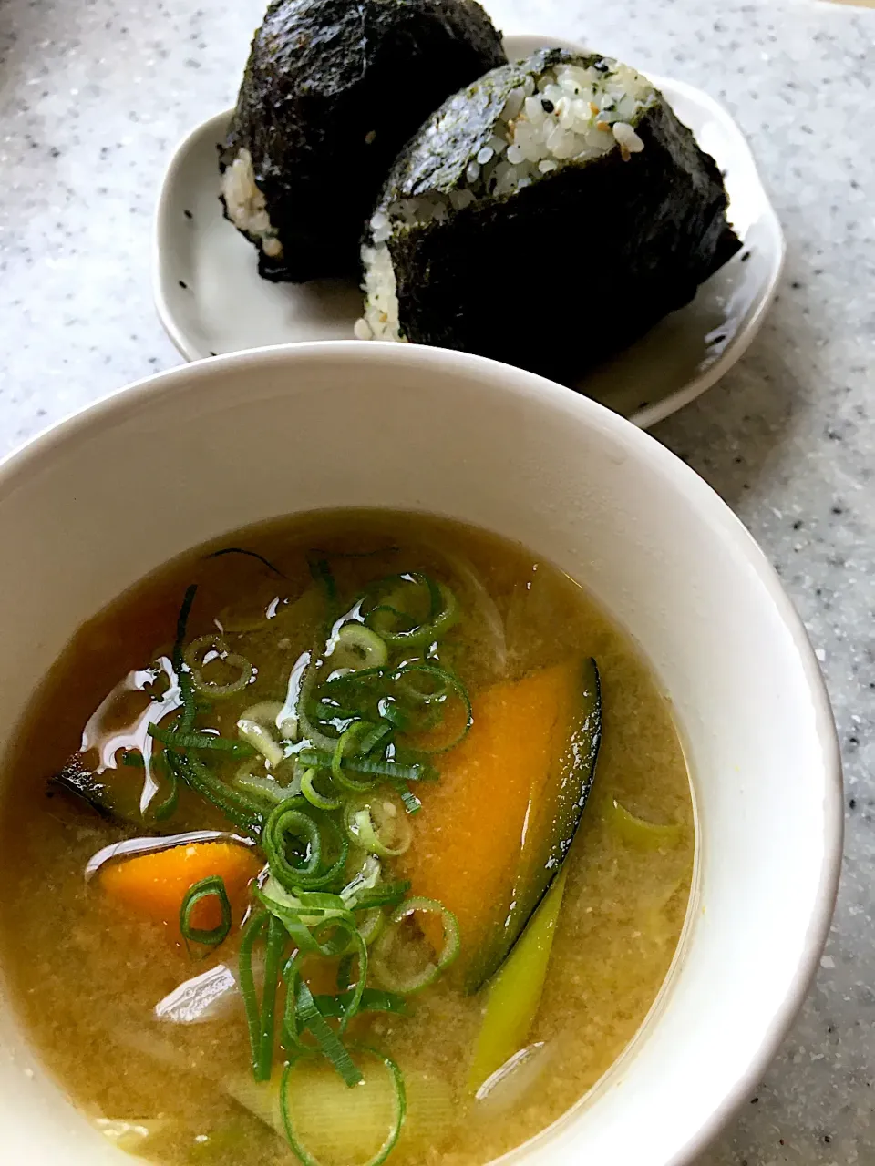 Snapdishの料理写真:かぼちゃのお味噌汁とおむすびlunch|ようか✩.*˚さん