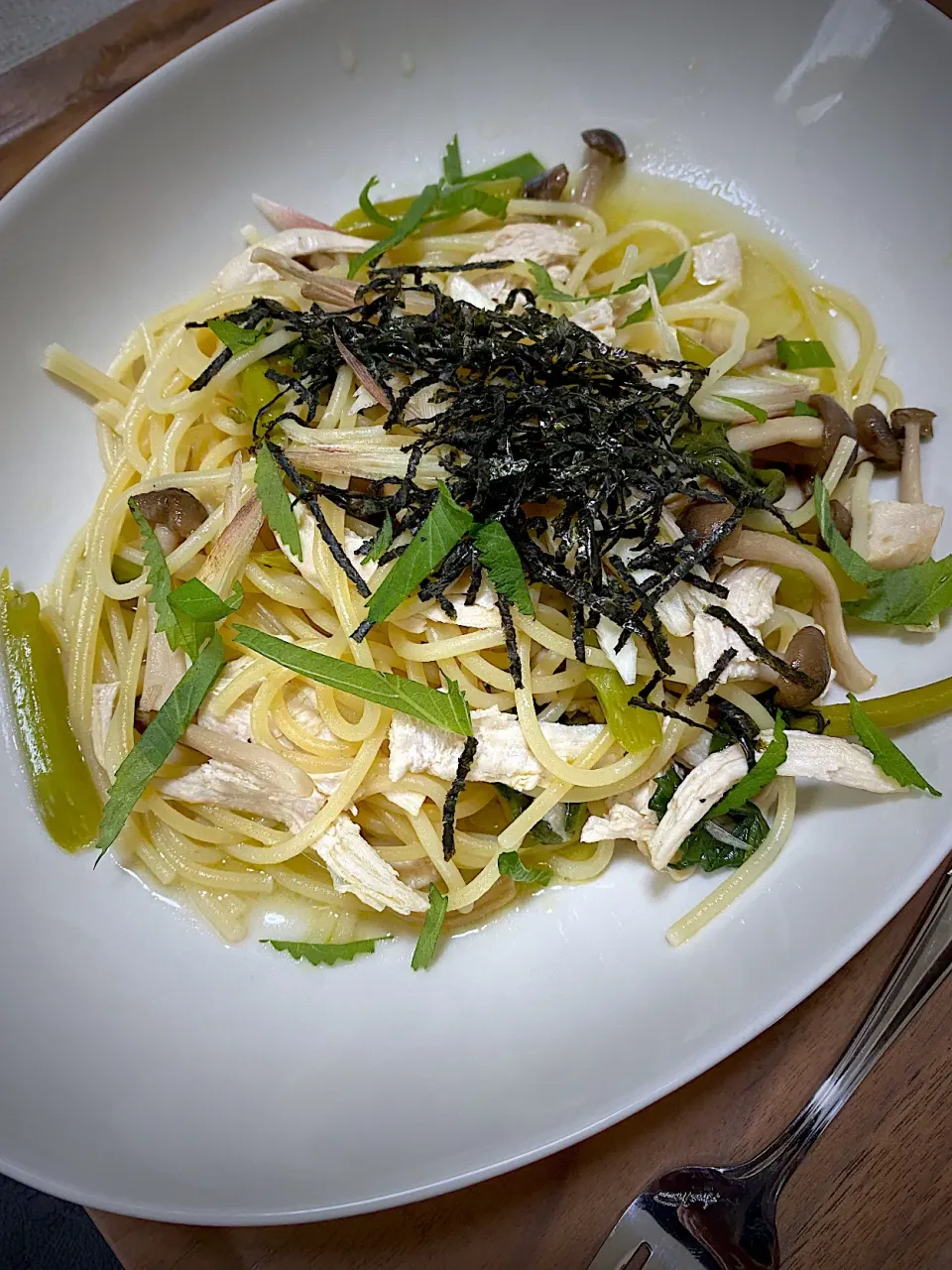 つるむらさき、茗荷、しめじ、紫蘇、海苔のスープパスタ🍝梅と柚子胡椒をお好みで🪄|1614さん