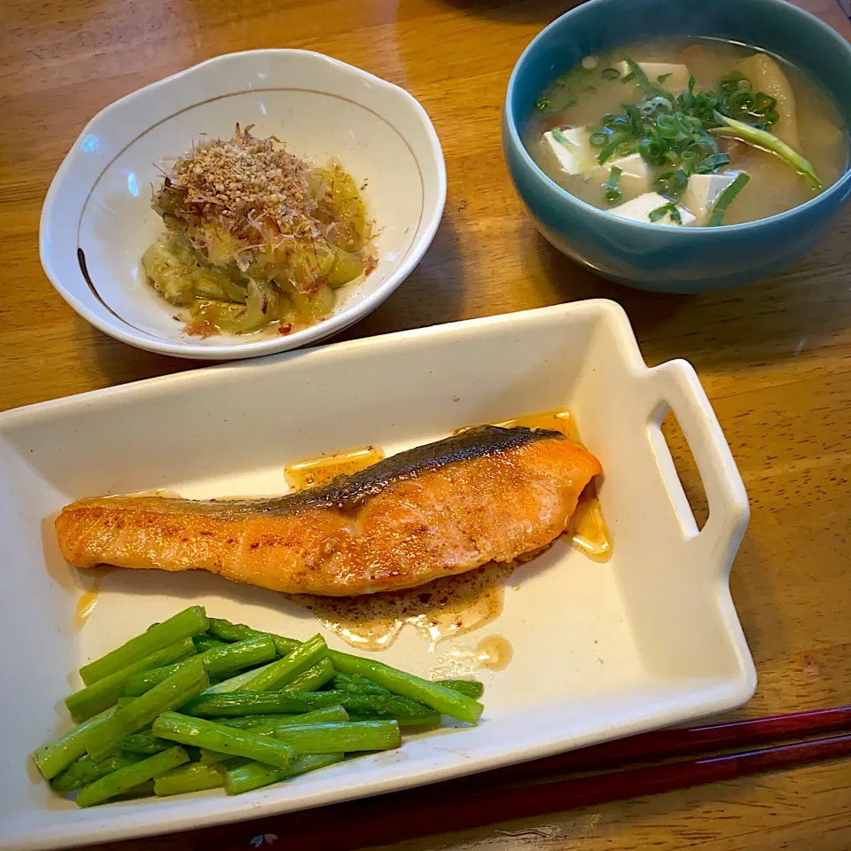 Snapdishの料理写真:鮭のムニエルアスパラ添えと、焼き茄子と、なめこと豆腐の味噌汁|もえさん