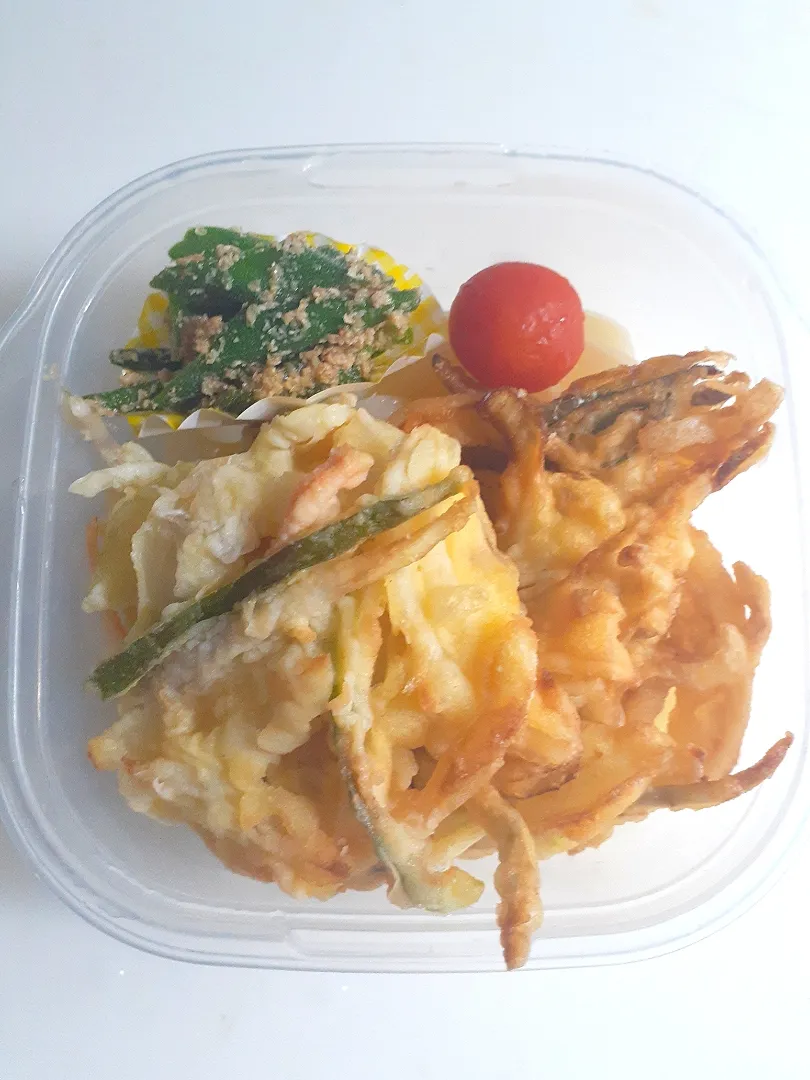 Snapdishの料理写真:☆中１弁当☆中学校で夜にイベントするので、軽食と言われ作った、かき揚げうどん|ｼｮｺﾗさん