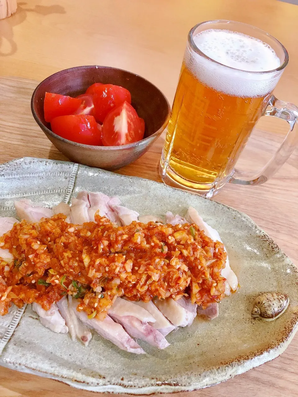 今夜のアテは鶏に辛いソースタップリ🍺お口直しに冷やしトマト🍅🍅仕上げに四川ラー油も少々👍|海斗さん