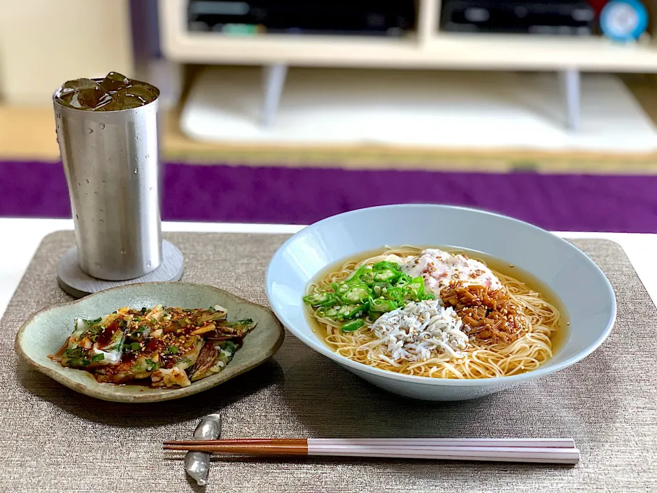 お昼ごはん。イカとニラのチヂミ、ネバネバかけ素麺。オクラ、梅しそとろろ、しらす、手作りなめ茸。|yukiさん