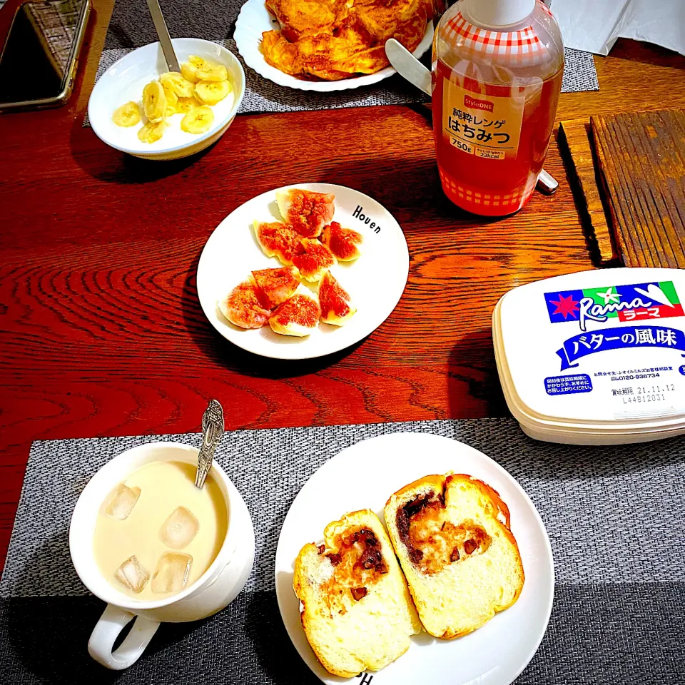 Snapdishの料理写真:8月1日  朝ごはん   粒あんロールパン、カフェオレ、イチジク|yakinasuさん