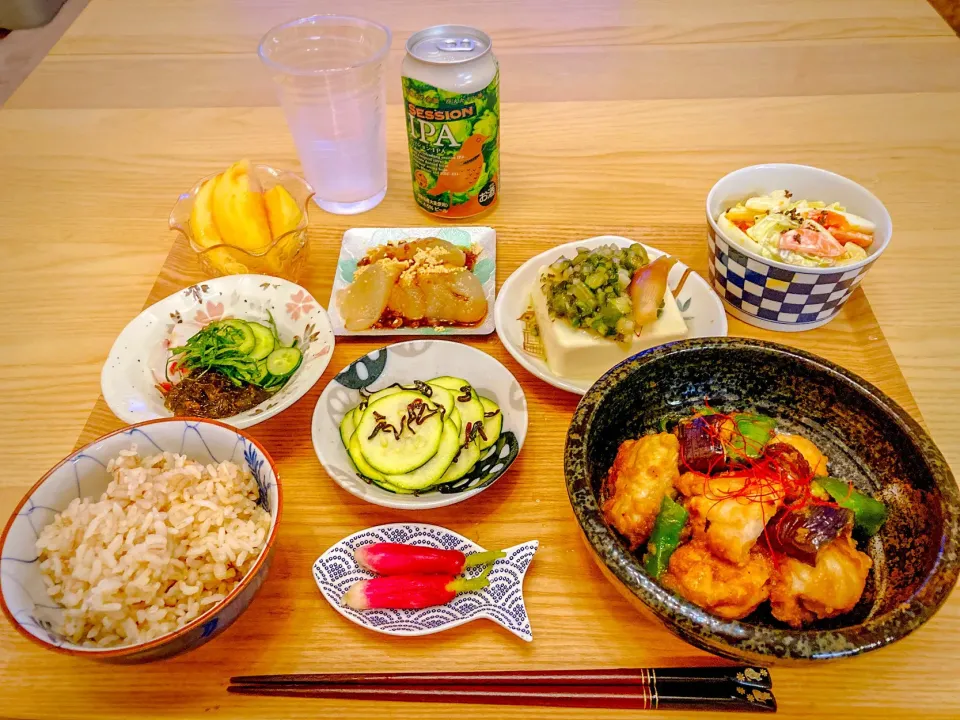 今日の夕食　鶏むね肉となす、万願寺とうがらしのおろし煮　マカロニサラダ　山形のだし乗せ冷奴　たこと胡瓜ともずくの酢の物　ズッキーニの塩昆布和え　二十日大根の浅漬け　もち麦入り胚芽米　桃　わらび餅|ふわ猫はなちゃんさん