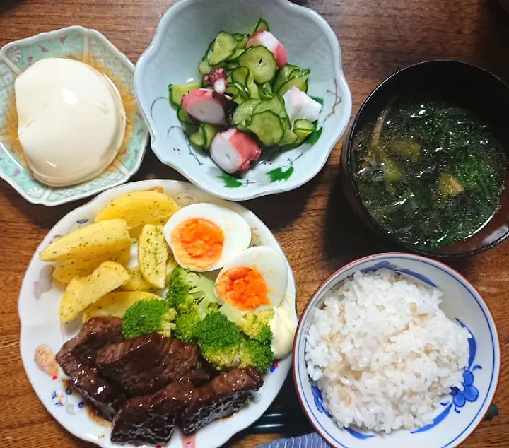 焼き肉
(ポテトフライ ゆで卵 ブロッコリー)
たこ酢
冷奴
ワカメとほうれん草と椎茸のスープ|たつかばさん