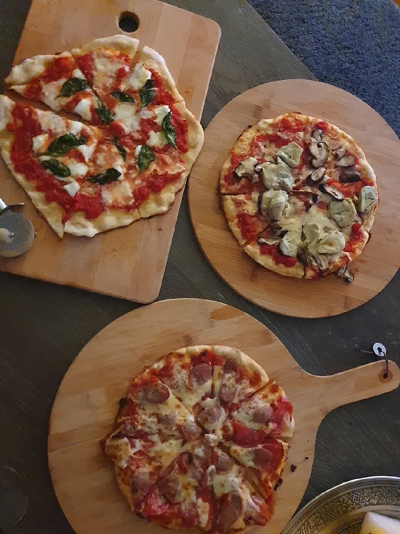 Snapdishの料理写真:Pizza party. Meat lover, mushrooms & artichokes and Margherita 🍕🍕🍕|YCさん