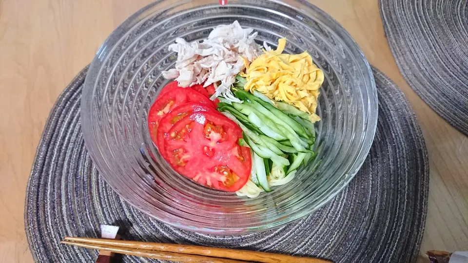 檸檬冷やし麺
  レモン果汁入りの醤油ベース
チキンむね肉をレンチンしてほぐし身に。棒々鶏風でさっぱりと～。|A-YA-YA-YAさん