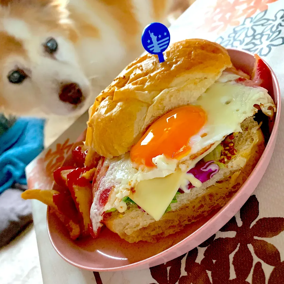 手作りバンズでチーズベーコンエッグバーガー|奏 kanadeさん