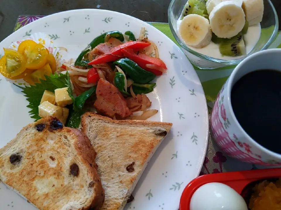 朝食　ベーコン　ピーマン　パプリカ
タマネギの炒め物　ブドウパン|まみおさん