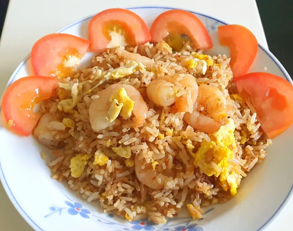 Prawns egg garlic shallots butter fried rice 
Lunch 02 Aug 2021 🤪😘😍🥰|🌷lynnlicious🌷さん