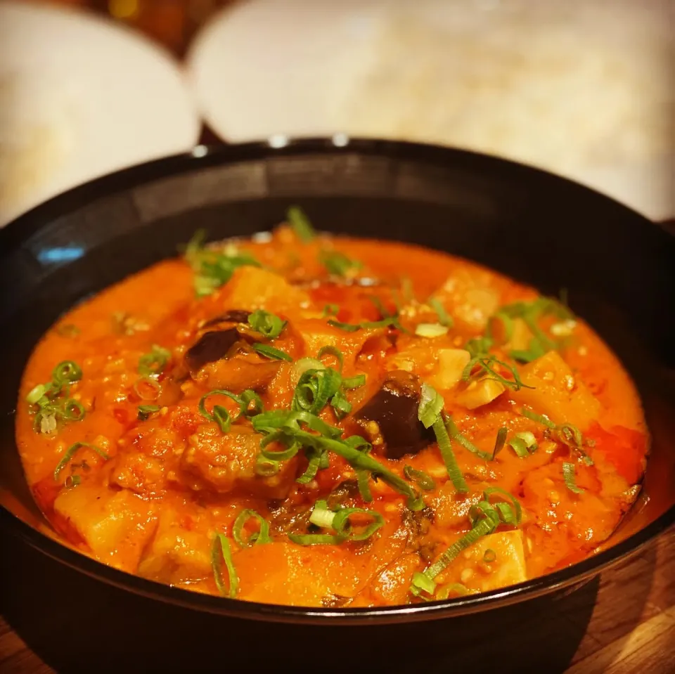 Homemade Red Curry with Vegetables with Coconut Cream With Steamed Jasmine Rice 
Ingredients 
Eggplant 
Onion
Red Okra
Carrots
Potatoes
Tomatoes 
Lime leaf 
Gar|Emanuel Hayashiさん