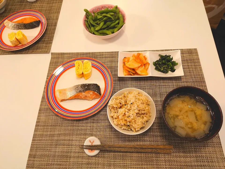 Snapdishの料理写真:今日の夕食　焼き鮭、だし巻き卵、大根とキムチの和え物、ほうれん草の胡麻和え、玄米、大根とわかめの味噌汁|pinknari🐰🌈さん