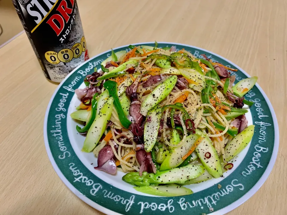 Snapdishの料理写真:晩ご飯　ホタルイカとグリーンアスパラなど野菜いっぱいのペペロンチーノ|takenbonさん