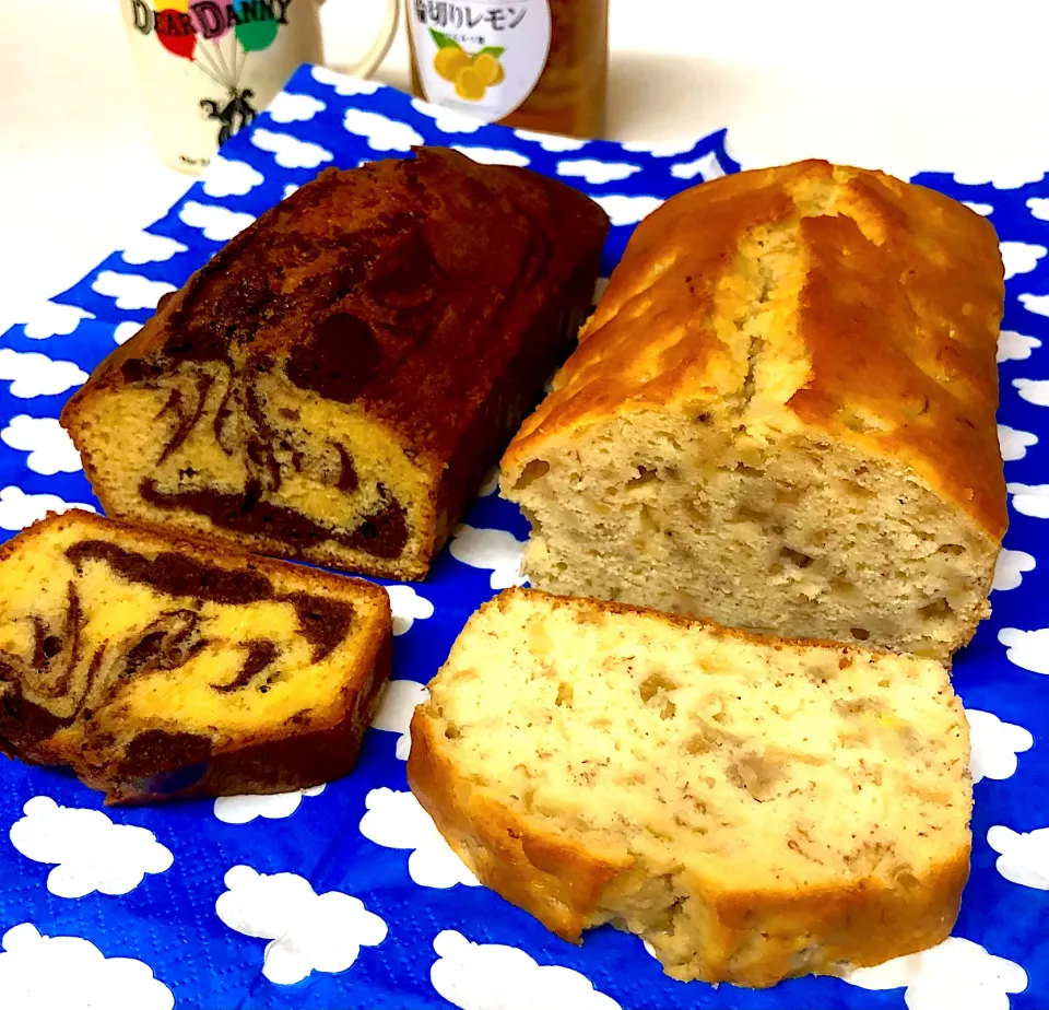 今日のおやつは、一晩おいた🍎と🍌のパウンドケーキ、チョコマーブルのパウンドケーキ。|ゆーこ。さん