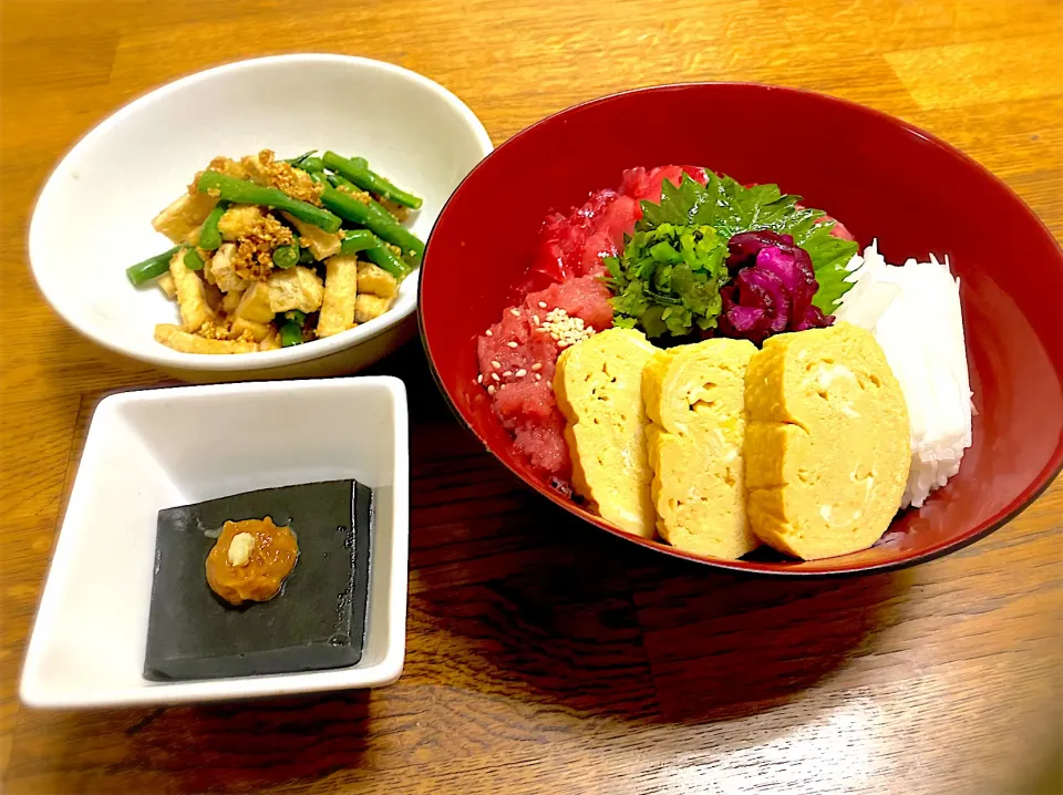 鉄火丼　インゲンと油揚げのピーナツ和え　黒胡麻荅冨生姜玉味噌添え|Rikiya Saitouさん