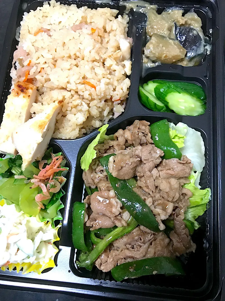 青椒肉絲、炊き込みご飯お弁当|saturnさん