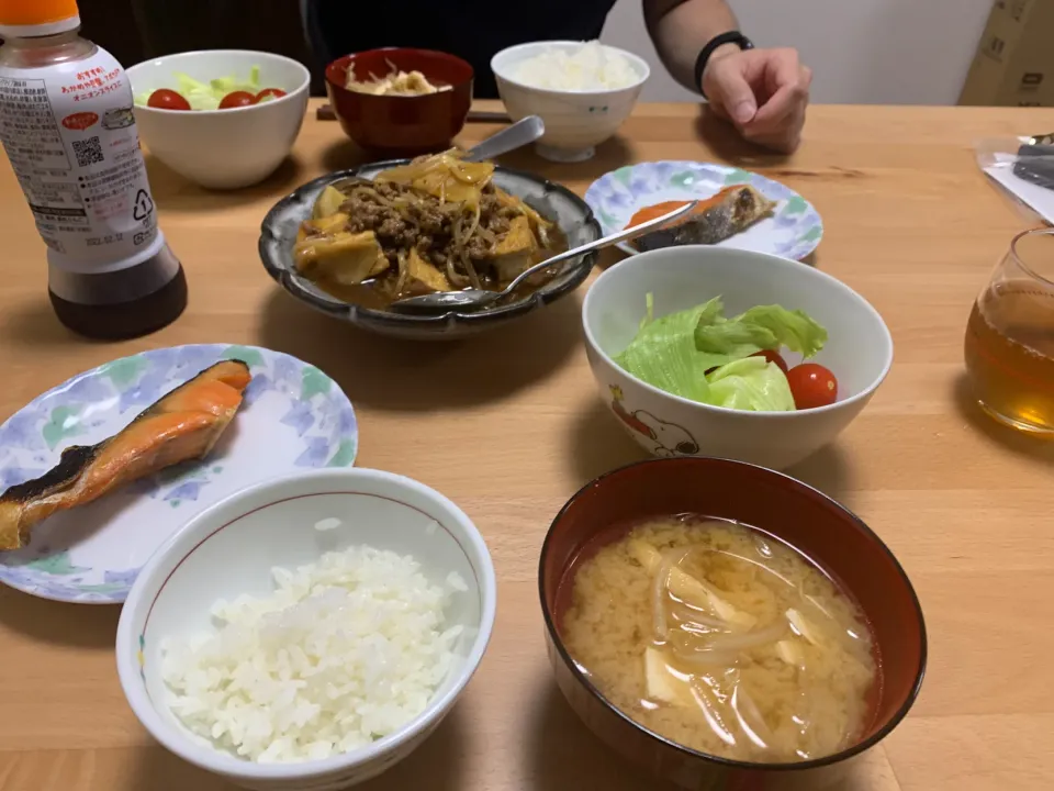 Snapdishの料理写真:挽肉豆腐、焼き鮭、もやしの味噌汁|manamaruさん