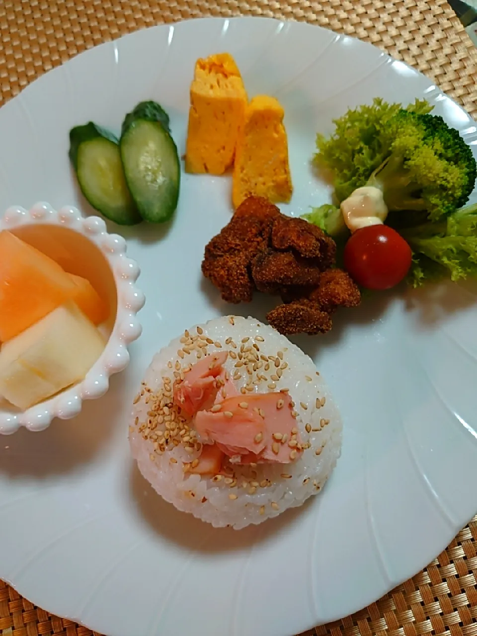 鮭おにぎり🍙でワンプレート朝ご飯🌅|ポチさん