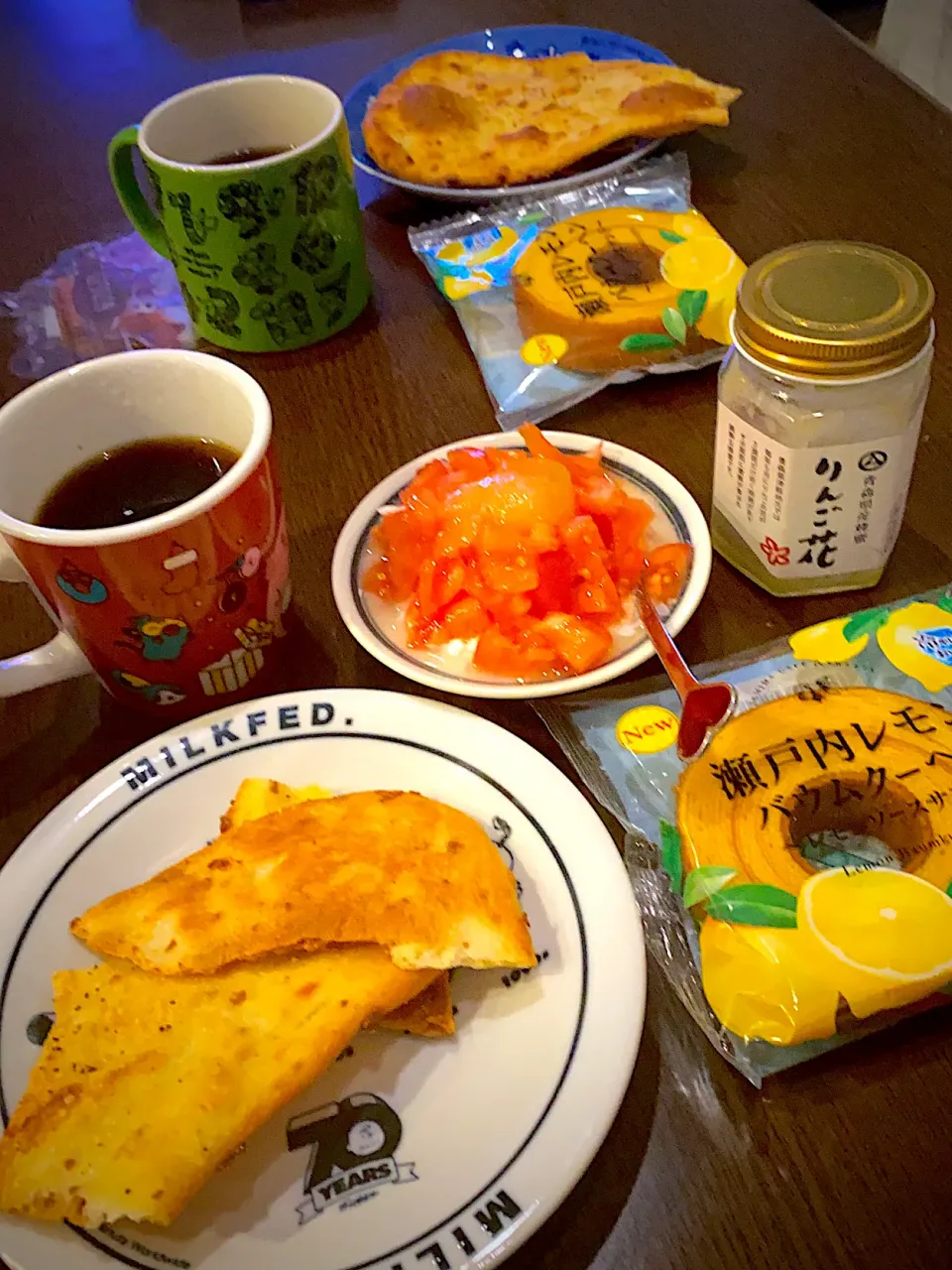 クリスピーチーズピザ🍕　レモンソースサンドバウムクーヘン🍋　林檎蜂蜜のトマトヨーグルト🍅🍯　コーヒー☕️|ch＊K*∀o(^^*)♪さん