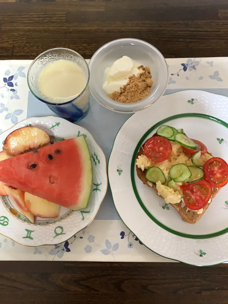 Snapdishの料理写真:ポテトサラダのパンと大好きな果物と黒胡麻きな粉のヨーグルトと豆乳の朝食❣️|tamemitiさん