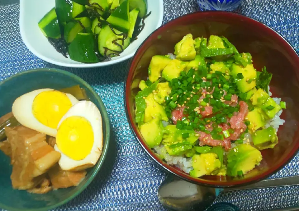 Snapdishの料理写真:◇ねぎとろアボカド丼
◇豚の角煮
◇きゅうりの塩昆布和え|ぶるー子さん