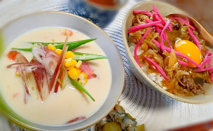 Snapdishの料理写真:豆乳白味噌仕立て夏味噌汁🎶

昨夜のすき焼き煮
　どんぶり🍜|びせんさん