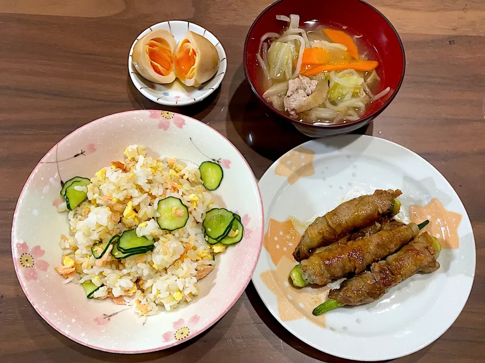 Snapdishの料理写真:鮭ときゅうりのちらし寿司　オクラの豚肉巻き　炒め野菜の中華スープ　煮卵|おさむん17さん