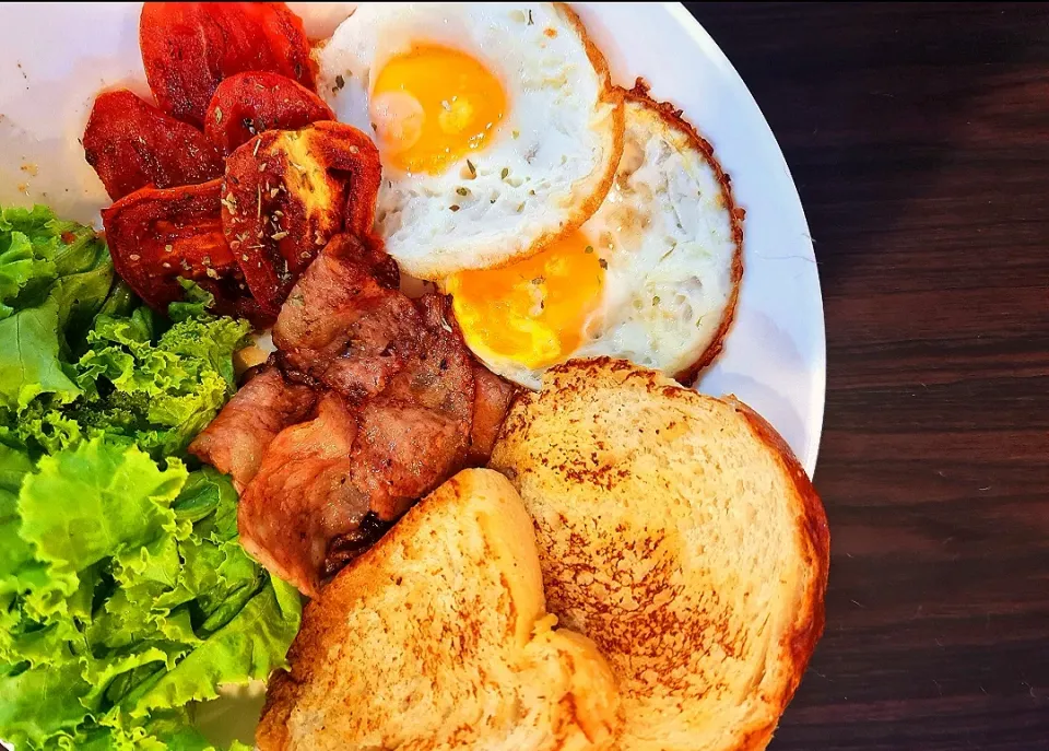 Easy Breakfast + Homebake Bread
簡単な朝食+自家製パン|Ujeen Cuiさん