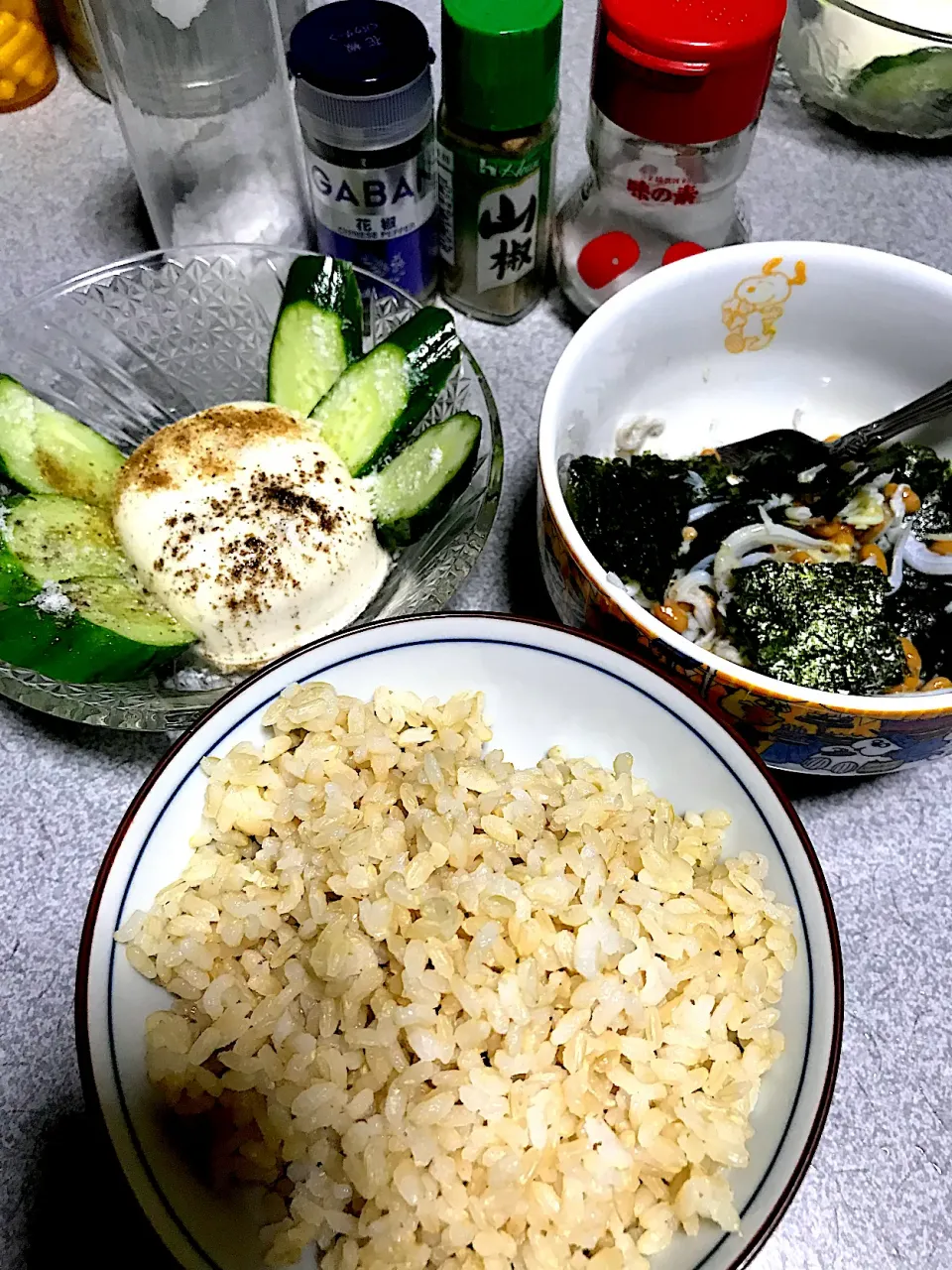 今日も暑い一日でしたのでサッパリとしてるもので #夕飯 ロウカット玄米ご飯、海苔しらす納豆、キュウリ冷奴(塩花椒、塩山椒)|ms903さん