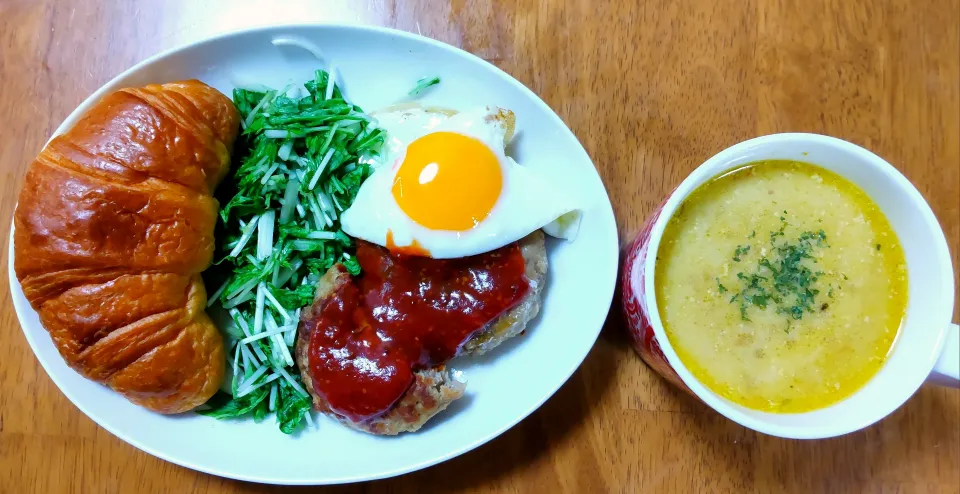 ８月３日　ハンバーグ　パン　目玉焼き　甘酒とかぼちゃのスープ|いもこ。さん