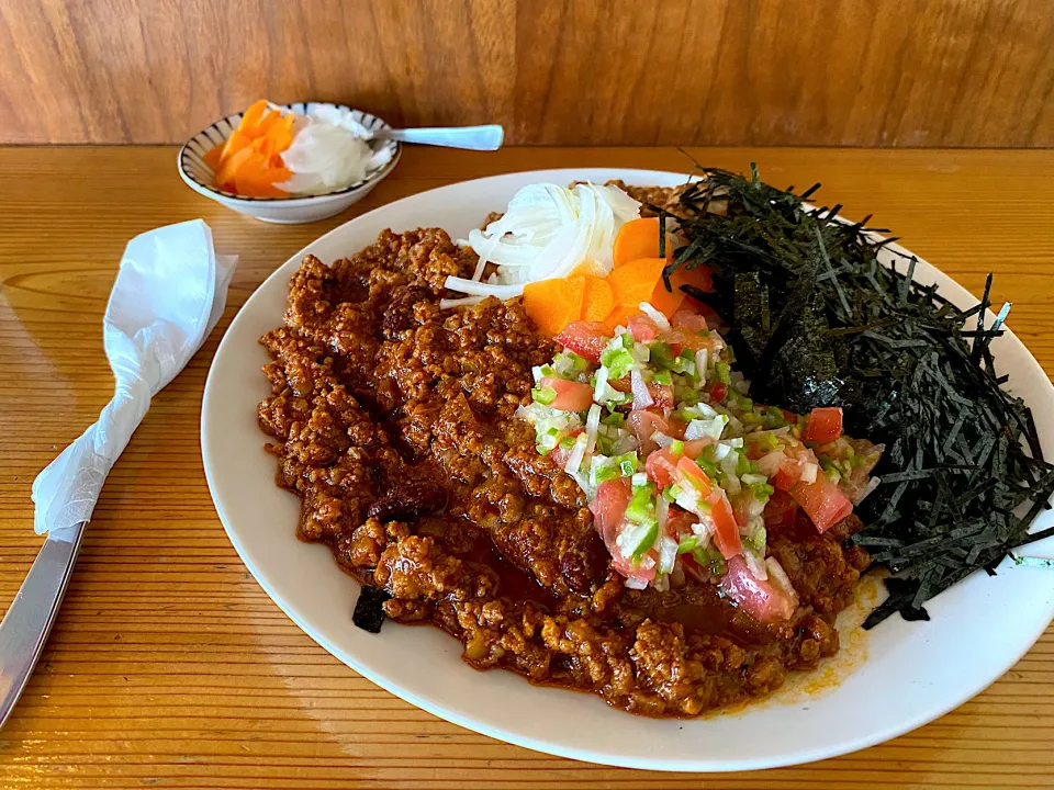 Snapdishの料理写真:チリコンカンと極辛キーマクラシックのりだくのあいがけ🔥🍛味玉トッピング🥚ピクルスマシマシ🥒|buhizouさん