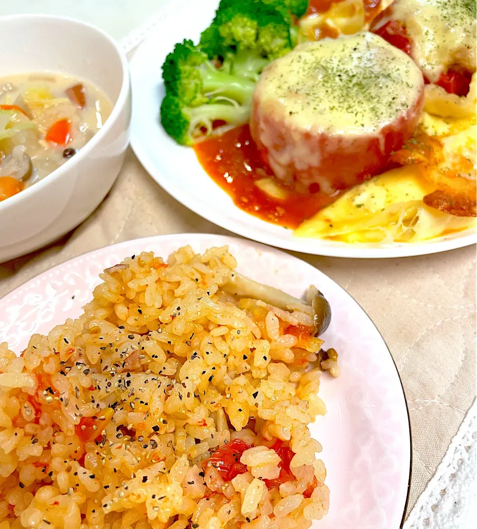 トマトの炊き込みご飯にトマトカップハンバーグ🍅|だまさん