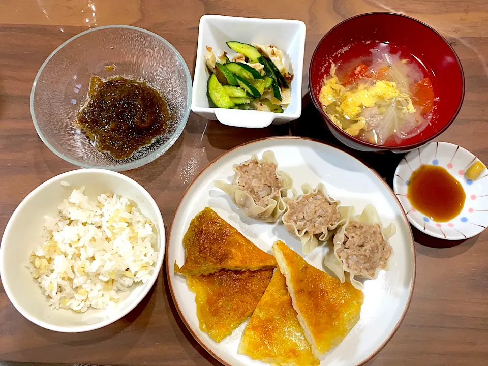 Snapdishの料理写真:じゃがいもチーズのガレット（ノーマルとカレー）　餃子の余り皮で焼売　中華スープ　きゅうりと竹輪の梅味噌和え　もずく酢|おさむん17さん